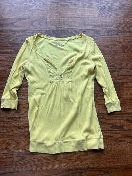 VS Tee Shop Tops - EUC V.S. Tee Shop Yellow Embroidered Henley Top 3/4 Sleeve